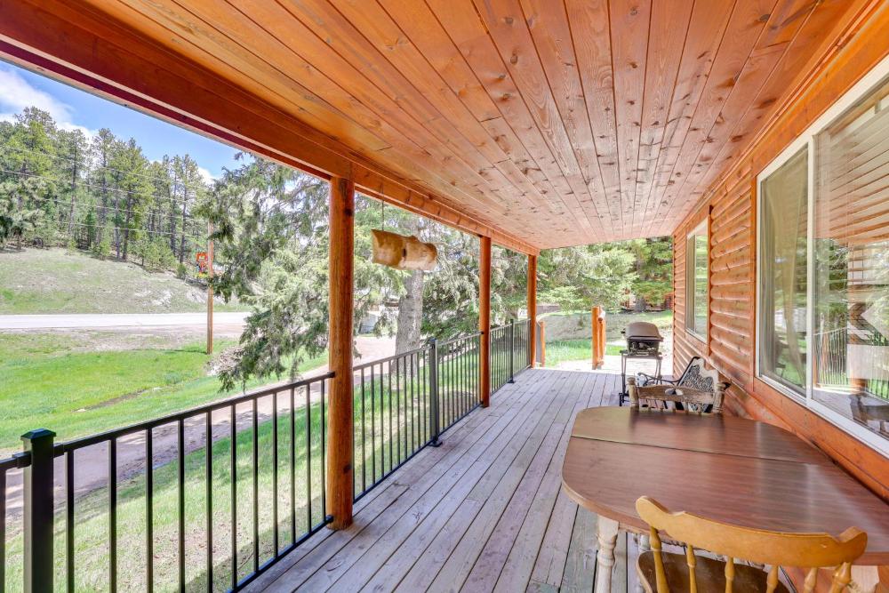 Pets Welcome Cozy Cabin with Deck in Deadwood!